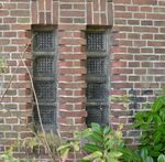 Licht komt binnen via ingemetselde glastegels, let op het aparte metselwerk.
              <br/>
              Richard Keijzer, 2014-10-27